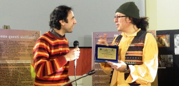 Il Presidente Esonemea  Ezio Epaminonda premia e ringrazia il cantastorie Luigi Di Pino per la partecipazione