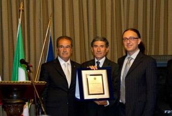 Luigi Di Pino ritira premio