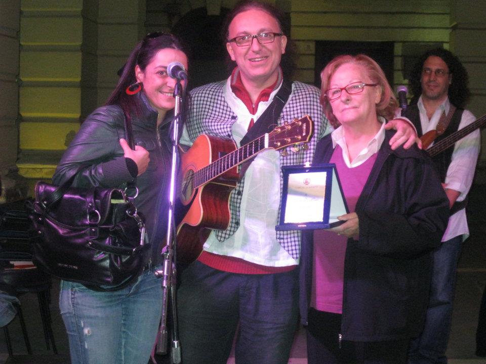 Luigi Di Pino premiato dagli assessori D'Aita e Scuderi - La sua Città -u cantu nun mori 2011
