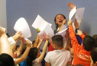 i bimbi entusiasti chiedono l'autografo a fine spettacolo